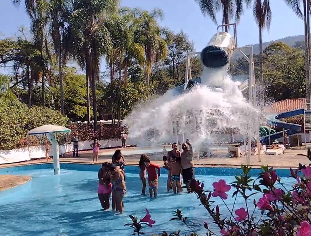 Piscina com estrutura aquática e balde d'água para crianças