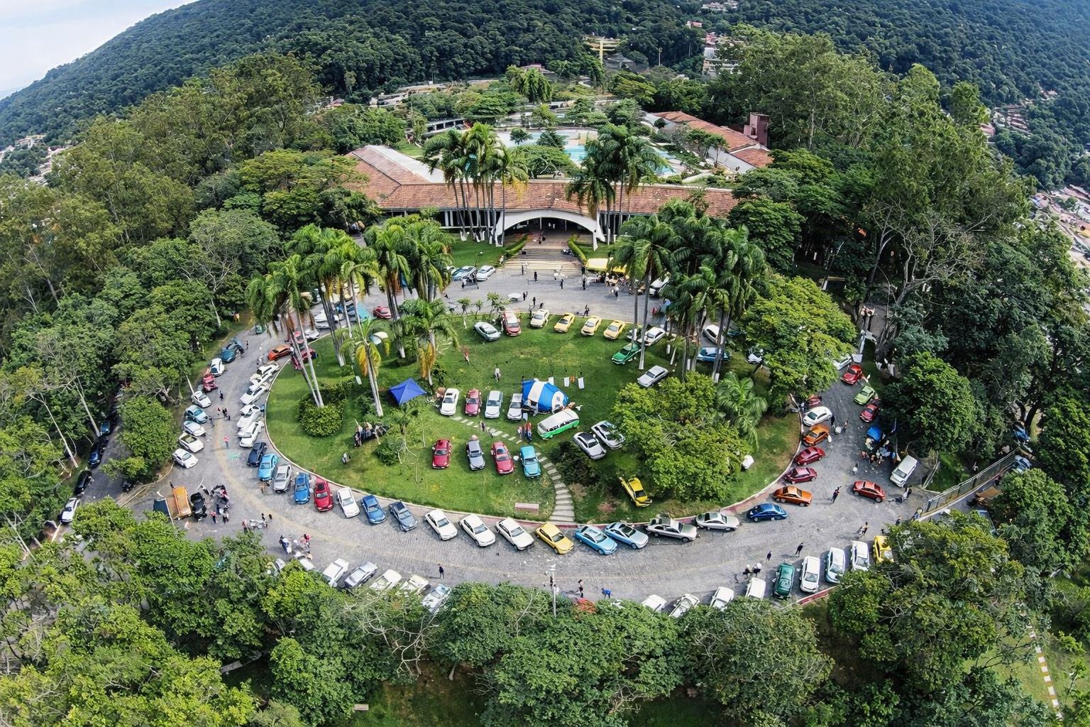 Vista aérea do Costelão em Mairiporã com piscinas e área verde